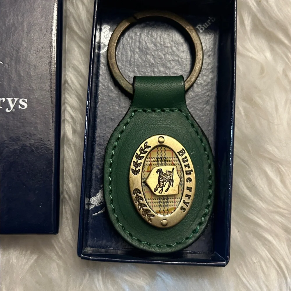 Burberry’s Vintage Green leather keychain with nova check unisex
